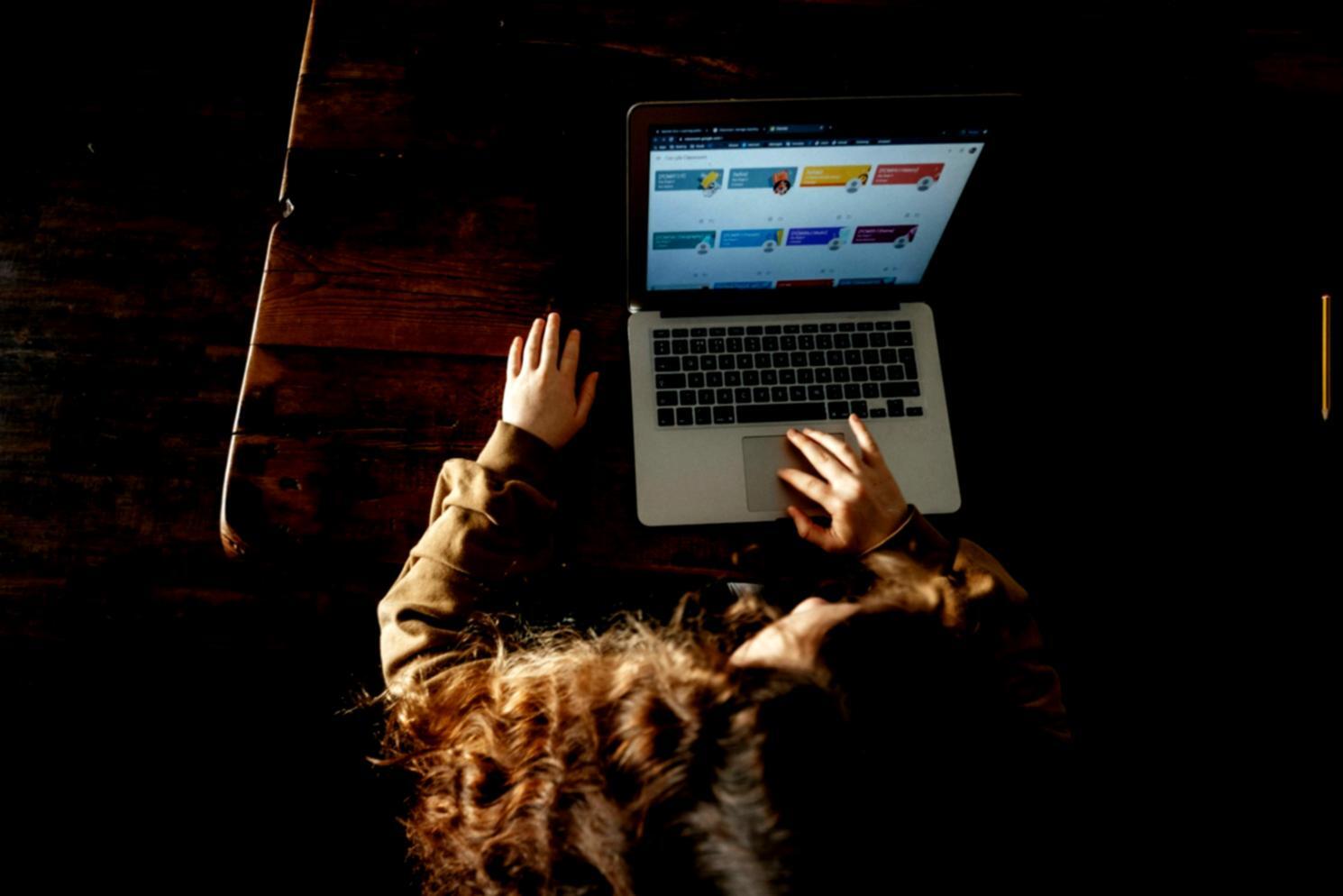 Tableau de bord financier avec indicateurs clés de performance et ratios